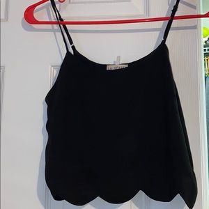 Black scallop cropped tank top